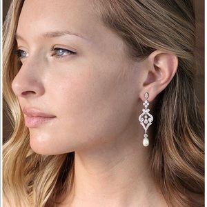 Bride / white pearl earrings